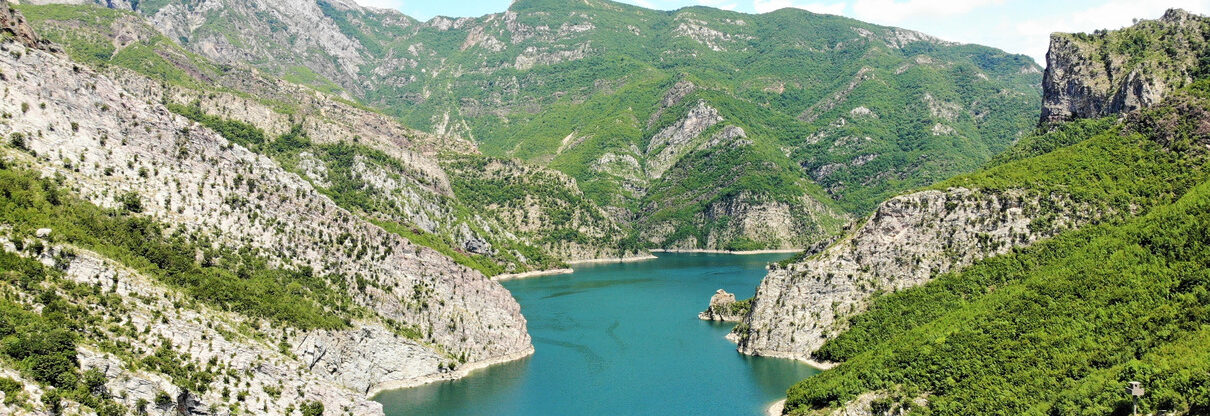 Z Prahy do albánské Tirany nejen na prodloužené víkendy