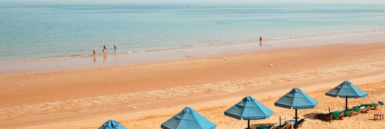 Týdenní zájezdy z Prahy do Ras Al Khaimah: 4* a 5* hotely se snídaní